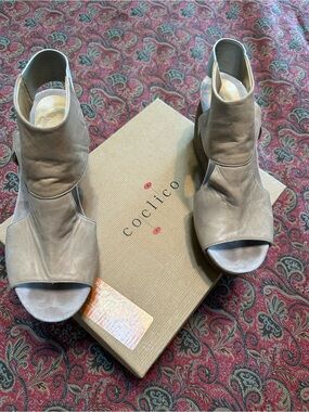 COCLICO Taupe Open-Toe Wedge Slingback Sandals. Size 37 / 7